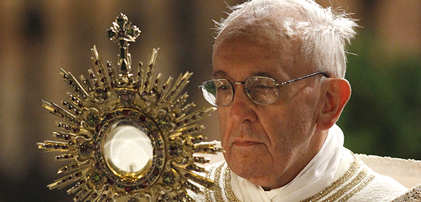 Pope+Francis+carries+a+monstrance+holding+the+Blessed+Sacrament+during+the+Corpus+Christi+observance+May+30+in+Rome.+%28CNS+photo%2FPaul+Haring%29++%28May+30%2C+2013%29+See+POPE-CORPUSCHRISTI+May+30%2C+2013.